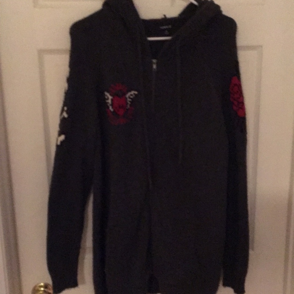 Gray hooded sweater with roses and skulls